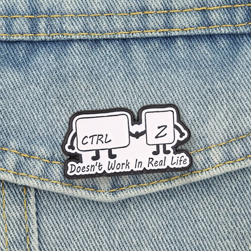 Tech Accessories For Work - 面白いテックミームエナメルピン「Ctrl+Z」は実際には機能しないブローチプログラマーラペルバッジジュエリーアクセサリー友人へのギフト